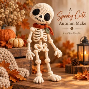 Könnte beinhalten: Eine gehäkelte Skelettfigur aus cremeweißem Garn mit schwarzen Augenhöhlen und einem gestickten Mund, die einen rostorangen Schal mit einem kleinen grünen Blatt trägt. Der Text A Spooky-Cute Autumn Make und KnotWoolStudio ist sichtbar.