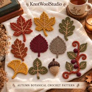 Può includere: Una collezione di elementi all'uncinetto a tema autunnale che include varie forme di foglie in rosso, giallo, verde, marrone e bordeaux, una piccola ghianda marrone e un tralcio con bacche. Appaiono il testo KnotWoolStudio e AUTUMN BOTANICAL CROCHET PATTERN.