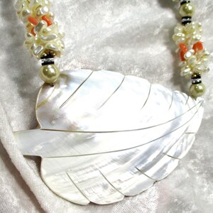 Vintage madre de la perla collar, hoja tallada grande madre de la perla collar, perlas falsas, oro tono 26 &quot;largo