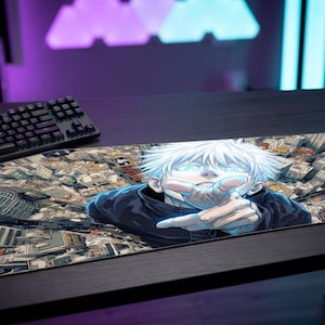 Puede incluir: Una alfombrilla de escritorio rectangular con una ilustración gráfica de un personaje de pelo blanco con ojos azules brillantes extendiendo la mano, sobre un fondo de paisaje urbano detallado con edificios en tonos azules y grises.