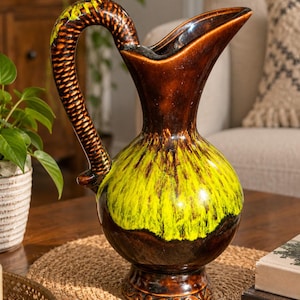 Vintage-Keramikkrug in Chartreuse-Grünbraun – 21,6 cm (8,5 Zoll) – Mid-Century-Modern-Kunstkeramik – Retro-Tropfglasur
