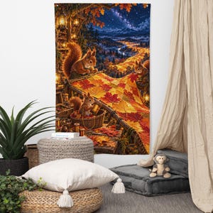 Può includere: Un arazzo rettangolare da parete con un'illustrazione dettagliata di tre scoiattoli che cuciono una grande trapunta fatta di vivaci foglie autunnali rosse, arancioni e gialle. La scena è ambientata di notte sotto un cielo stellato.