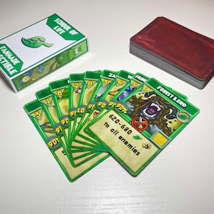 Peut inclure: Un jeu de cartes à collectionner fait par des fans comprenant une boîte blanche marquée School of Life, un paquet de cartes au dos rouge et un éventail de cartes à bordure verte. La carte du dessus montre un Forest Lord avec le texte 620-680.