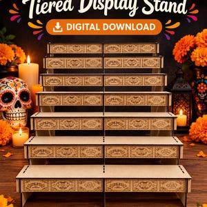 Könnte beinhalten: Ein hölzerner, mehrstufiger Präsentationsständer mit sechs Ebenen, der an den Vorderkanten lasergeschnittene Totenkopf- und Blumenmuster aufweist. Der Text Tiered Display Stand und DIGITAL DOWNLOAD ist oben im Bild in weißer und oranger Schrift zu sehen.