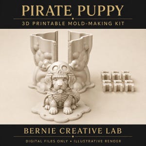 Op de afbeelding: Een 3D-printbare malset genaamd PIRATE PUPPY van BERNIE CREATIVE LAB. De set bevat een tweedelige siliconen mal van een puppy met een schedelhelm en skeletcape, samen met zes kleine vierkante sluitclips voor de montage van de mal.