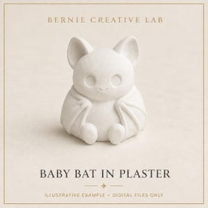 Puede incluir: Una figura blanca de acabado mate de un beb&eacute; murci&eacute;lago con orejas grandes, ojos redondos y alas plegadas. El texto "BERNIE CREATIVE LAB" aparece en la parte superior, y "BABY BAT IN PLASTER" est&aacute; impreso debajo de la figura, seguido de "ILLUSTRATIVE EXAMPLE &bull; DIGITAL FILES ONLY".