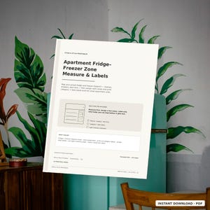 Może przedstawiać: Biały dokument do druku zatytułowany Apartment Fridge-Freezer Zone Measure & Labels. Zawiera schemat lodówki, instrukcje tekstowe dotyczące organizacji przechowywania w kuchni oraz listę dołączonych stron do druku dla małych mieszkań.