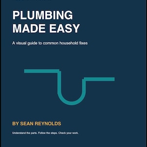 Könnte beinhalten: Ein dunkelblaues Buchcover mit dem Titel PLUMBING MADE EASY, A visual guide to common household fixes, von Sean Reynolds. Das Cover zeigt eine türkisfarbene U-förmige Rohrgrafik und den Text, Understand the parts. Follow the steps. Check your work.