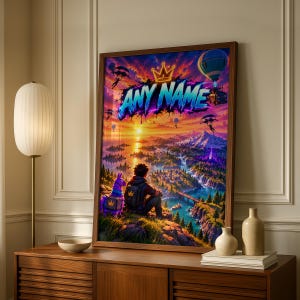 Peut inclure: Une impression murale rectangulaire encadrée représentant un paysage au coucher du soleil avec une personne et un lama violet assis sur une colline. Le texte ANY NAME apparaît en lettres graffiti bleues sous une icône de couronne dorée.