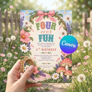 Pode incluir: Um cartão de convite de aniversário retangular com uma borda de flores e cogumelos e um laço rosa no topo. O texto diz Four ever FUN, Join us for an afternoon of whimsy in celebration of our little girl's 4TH BIRTHDAY, e detalhes do evento.