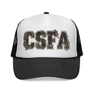 Peut inclure: Une casquette trucker noire et blanche avec un panneau avant blanc portant les lettres CSFA imprimées dans une police grasse. Les lettres sont remplies d'une illustration botanique détaillée de fleurs sombres et de vignes vertes. Visière noire.