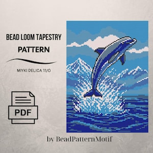 Op de afbeelding: Een digitaal PDF-patroon voor een kralenweefgetouw-wandtapijt met een gepixelde dolfijn die uit blauwe oceaangolven springt tegen een achtergrond van witte wolken en bergen. De tekst luidt BEAD LOOM TAPESTRY PATTERN, MIYKI DELICA 11/0 en by BeadPatternMotif.