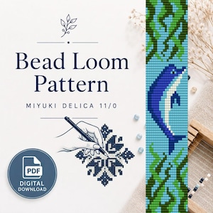 Op de afbeelding: Een digitaal kralenweefpatroon voor Miyuki Delica 11/0 kralen met een blauwe dolfijn die tussen groene zeewier zwemt. De tekst luidt Bead Loom Pattern, Miyuki Delica 11/0 en PDF Digital Download, vergezeld van een afbeelding van een hand.