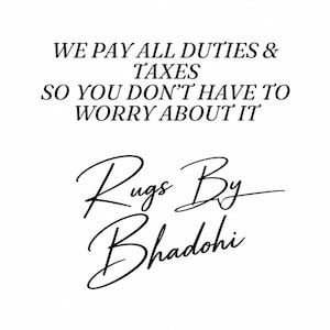Pode incluir: Um gr&aacute;fico branco com texto preto que diz: WE PAY ALL DUTIES & TAXES SO YOU DON'T HAVE TO WORRY ABOUT IT, seguido pelo nome da marca Rugs By Bhadohi escrito em uma fonte cursiva centralizada abaixo do texto principal.