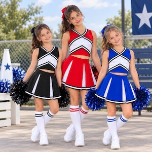 Op de afbeelding: Drie cheerleader-uniformen bestaande uit mouwloze crop tops met witte mesh V-hals panelen en bijpassende geplooide rokken. De sets zijn verkrijgbaar in zwart, rood en blauw, elk met wit-zwarte biezen en witte kniekousen.