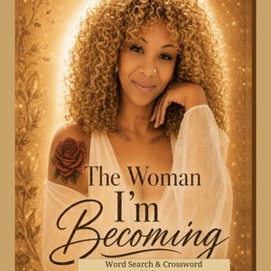 Può includere: Una copertina di libro intitolata The Woman I'm Becoming Word Search & Crossword with Prayer di Jalisa Massiah. La copertina mostra una persona con capelli biondi ricci, un tatuaggio di una rosa sulla spalla e un top bianco su sfondo dorato.