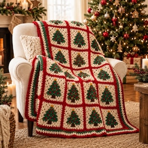 Puede incluir: Una manta de ganchillo con un patrón repetitivo de bloques cuadrados, cada uno con un árbol de Navidad verde con una estrella amarilla sobre un fondo crema, enmarcado por un borde rojo vibrante con detalles en verde oscuro.