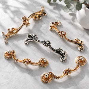 Verzierte Schrankgriffe, goldene Schubladengriffe im Vintage-Stil, Möbelbeschläge im Barockstil