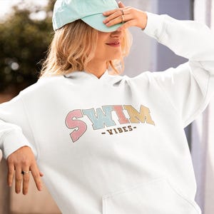Moletom com capuz Retro Swim Vibes: presente unissex para nadadores