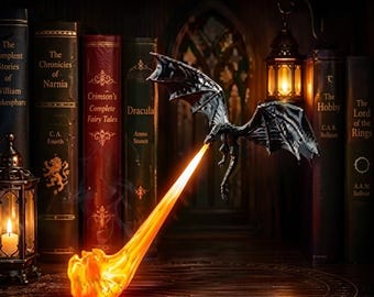 Puede incluir: Una figura de dragón gris oscuro en vuelo, exhalando una llama naranja brillante y translúcida que se acumula en la base. El dragón está colocado frente a una fila de libros de estilo antiguo y una pequeña linterna encendida.