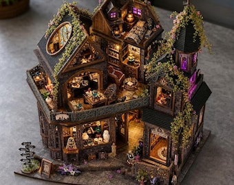Puede incluir: Una casa de muñecas en miniatura de varios pisos hecha de madera oscura, con habitaciones interiores iluminadas y enredaderas exteriores. La estructura incluye un escaparate con el letrero Watery Lane, una biblioteca y un dormitorio con luz morada.