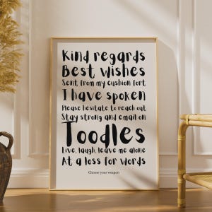 Op de afbeelding: Een rechthoekige wandkunstprint met zwarte tekst op een witte achtergrond. De tekst luidt: Kind regards, Best wishes, Sent from my cushion fort, I have spoken, Please hesitate to reach out, Stay strong and email on, Toodles, Live, laugh, leave me alone, At a loss for words, Choose your weapon.