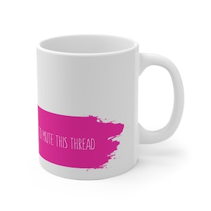 Op de afbeelding: Een witte keramische mok met een felroze penseelstreek-afbeelding op het onderste gedeelte. De tekst "TO MUTE THIS THREAD" is in een strak, wit, schreefloos lettertype op het roze vlak gedrukt. De mok heeft een standaard handvat.