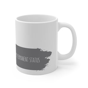 Può includere: Una tazza in ceramica bianca con una grafica a pennellata orizzontale grigio scuro sul lato. Il testo MY PERMANENT STATUS è stampato in un carattere bianco sottile e senza grazie al centro del design a pennellata grigia sulla tazza.