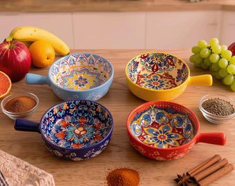 Ensemble de 4 bols en céramique de style bohème avec anse, à motifs floraux colorés en relief, parfaits pour servir soupes, salades et pâtes, ou pour la cuisson au four. Idée cadeau de pendaison de crémaillère.