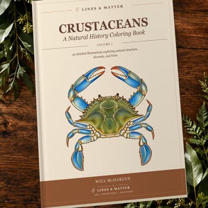 Może przedstawiać: Kolorowanka w miękkiej oprawie zatytułowana Crustaceans: A Natural History Coloring Book, Volume 1 autorstwa Willa McHargue'a. Kremowa okładka zawiera szczegółową ilustrację niebieskiego kraba oraz tekst 40 detailed illustrations.