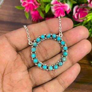 Handgjort runt hänge i turkos 925 sterlingsilver, halsband med naturlig turkos ädelsten, bohemiska smycken.