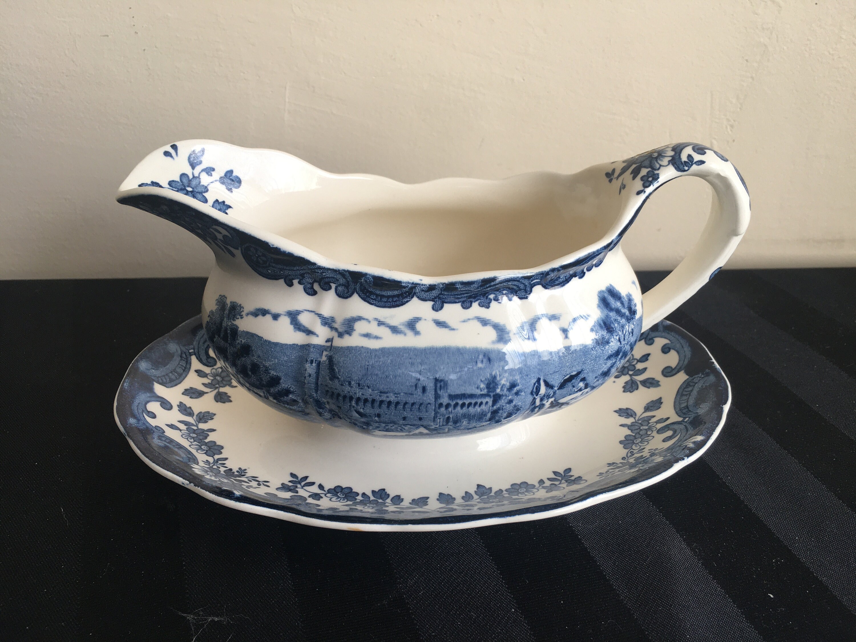 Vtg Royal WORCESTER AVON Scenes PALISSY Blue & White Gravy Boat
