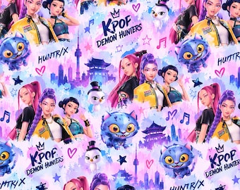 Könnte beinhalten: Ein sich wiederholendes Stoffmuster mit dem Text KPOP Demon Hunters, stilisierten Figuren in gelben Jacken, blauen katzenartigen Wesen, kleinen weißen Vögeln mit Zylinderhüten und violetten Stadtsilhouetten mit Noten und Sternen auf rosa Grund.