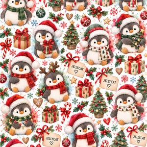 Peut inclure: Un motif répétitif représentant des pingouins de dessin animé portant des bonnets de Père Noël rouges et des écharpes, parsemé de sapins de Noël décorés, de cadeaux emballés, de sucres d'orge, de houx et d'étiquettes JELLYCAT.
