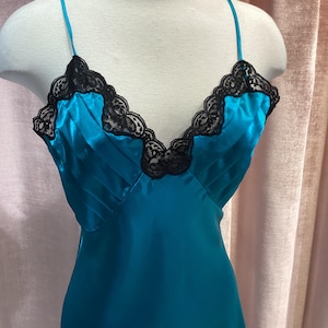 Vestido minivestido de satén con cintura baja, plisado y ribete de encaje de poliéster, estilo victoriano Gold Label, años 90, talla pequeña