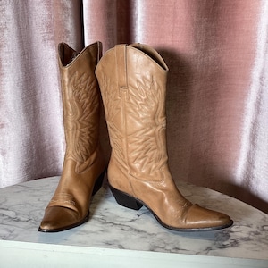 Vintage 1990’s tan authentic leather floral embroidered redeo artisan crafted western boots 7.5