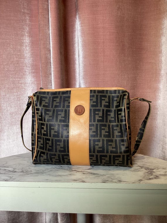 Fendi FFロゴ ビンテージショルダーバッグ FENDI（フェンディ）のヴィンテージ商品一覧｜ヴァルティーク