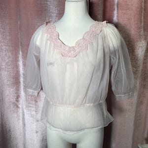Vintage 50’s pink nylon chiffon puff sleeves plisse peplum lace trim top