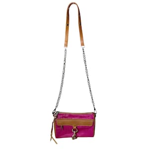 Puede incluir: Un bolso bandolera rosa y marr&oacute;n con una correa de cadena. El bolso tiene forma rectangular con solapa y cierre plateado. La correa es una combinaci&oacute;n de cuero marr&oacute;n y una cadena plateada.