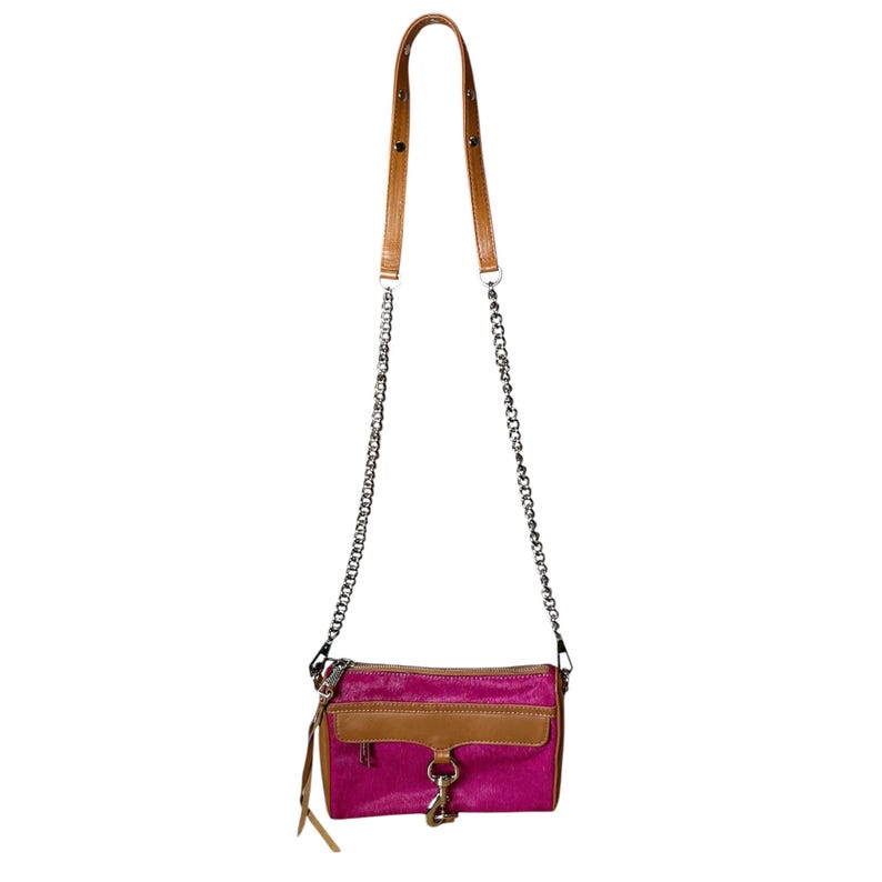 Puede incluir: Un bolso bandolera rosa y marr&oacute;n con una correa de cadena. El bolso tiene forma rectangular con solapa y cierre plateado. La correa es una combinaci&oacute;n de cuero marr&oacute;n y una cadena plateada.