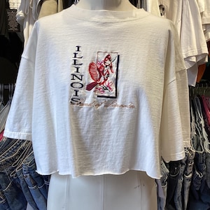 Camiseta corta con gráfico floral de Illinois bordado vintage
