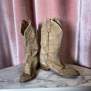 Vintage 1980’s Tan suede western embroidered leather boots 6
