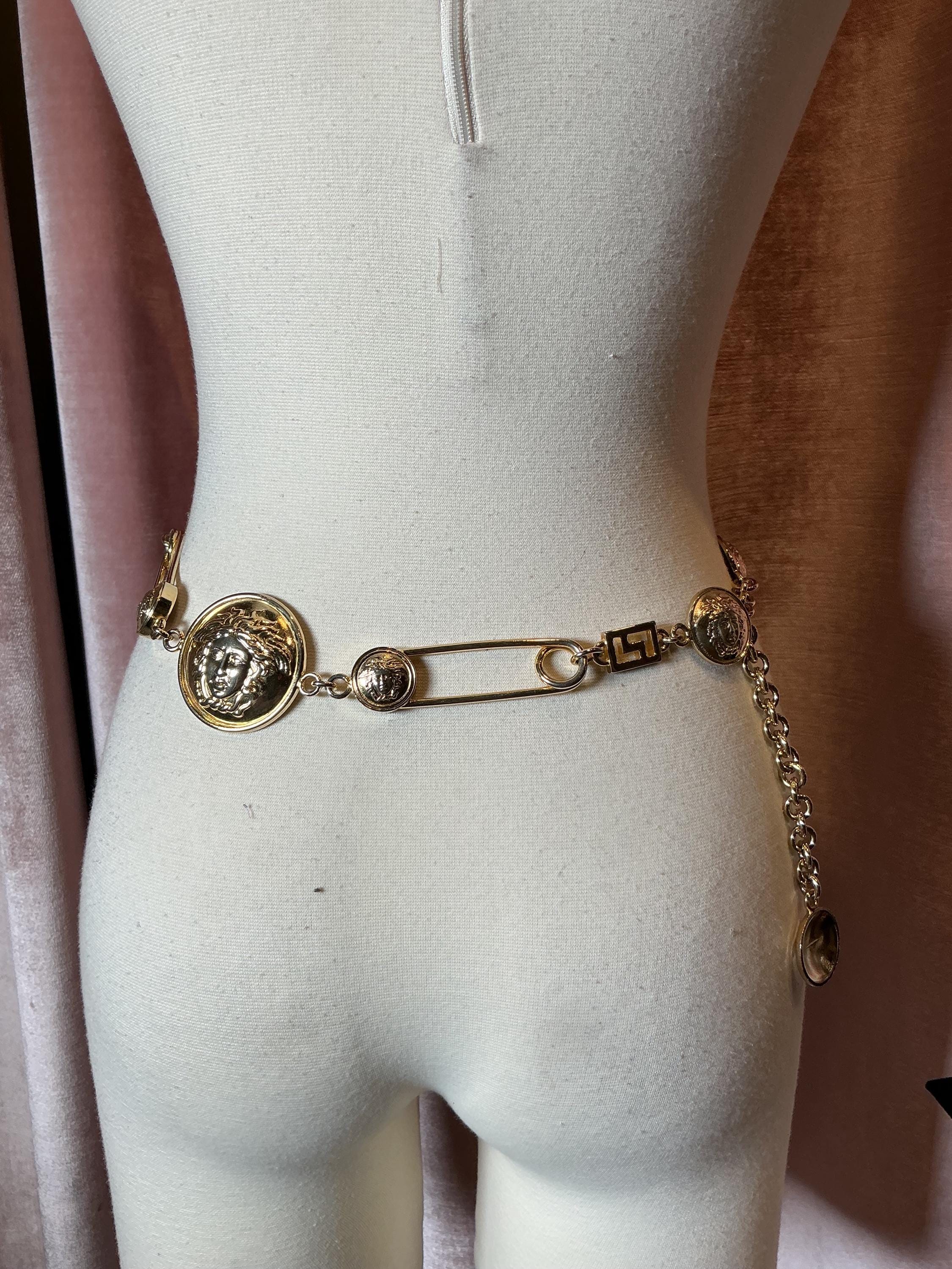 90's VERSACE Medusaのクールなチェーンベルト Vintage 1990s Versace Gold Plated Medusa Medallion Safety Pin