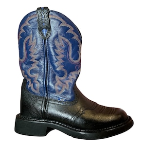 Op de afbeelding: Een zwarte en blauwe cowboylaars met decoratieve stiksels. De laars heeft een blauwe schacht met ingewikkelde borduursels en een zwart onderstuk. De zool is dik en stevig, geschikt voor werk of vrije tijd. De laars heeft de letters "FFA" aan de zijkant.