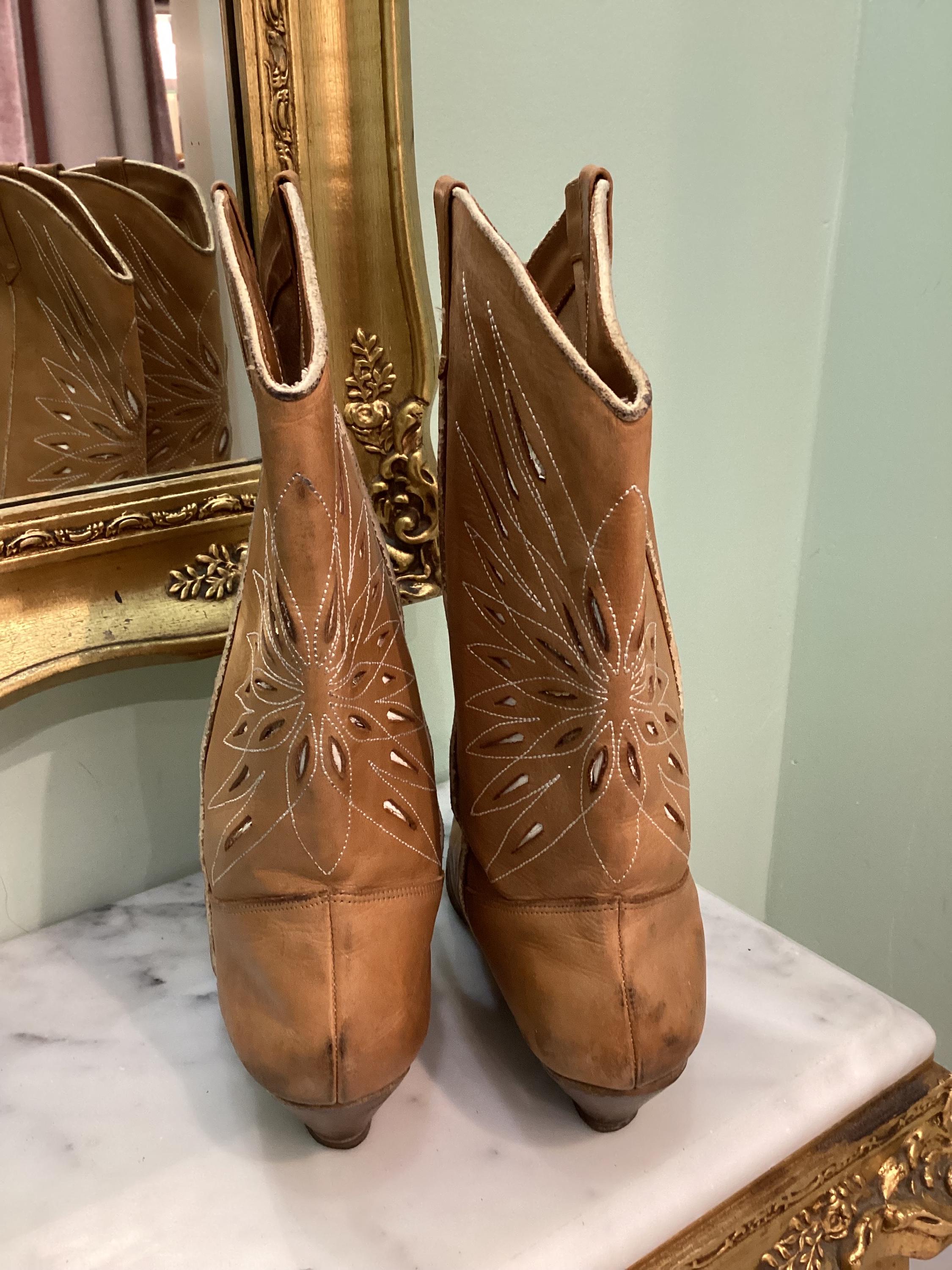 Vintage Leather Tan Western Cowboy Boot With Cut Out Design Size 8