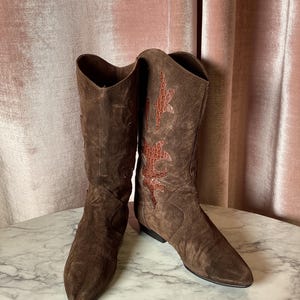 Vintage jaren 80 krokodillenleer chocoladebruin suède pixie western met reliëf en gedetailleerde platte cowgirllaarzen - damesmaat 5,5 | 6