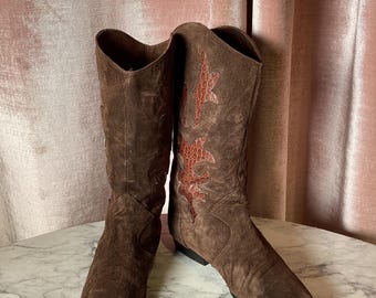Stivali da cowboy vintage anni '80 in pelle scamosciata marrone con ricami - Taglia 6