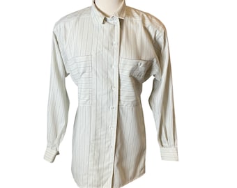 Blusa listrada vintage dos anos 90 com botões, branca e cinza, risca de giz, camisa de gola P