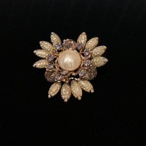Vintage 1980’s faux pearl rhinestone accents starburst brooch