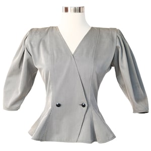 VINTAGE EMANUEL UNGARO uit de jaren 80 met krijtstreep peplum top met pofmouwen